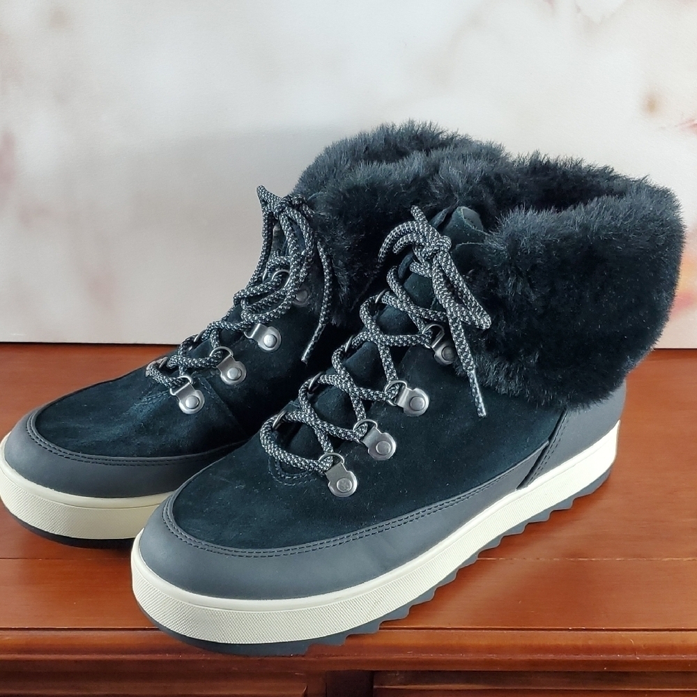 Koolaburra Black and Gray Winter Boots with Fur Lining - 11 - Picture 2 of 12